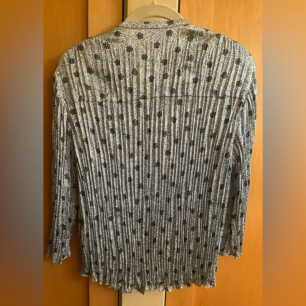 Vince Camellia Print Pleated Blouse, Pale Bay Blue, XS, Never Worn NWOT New! - Picture 7 of 10